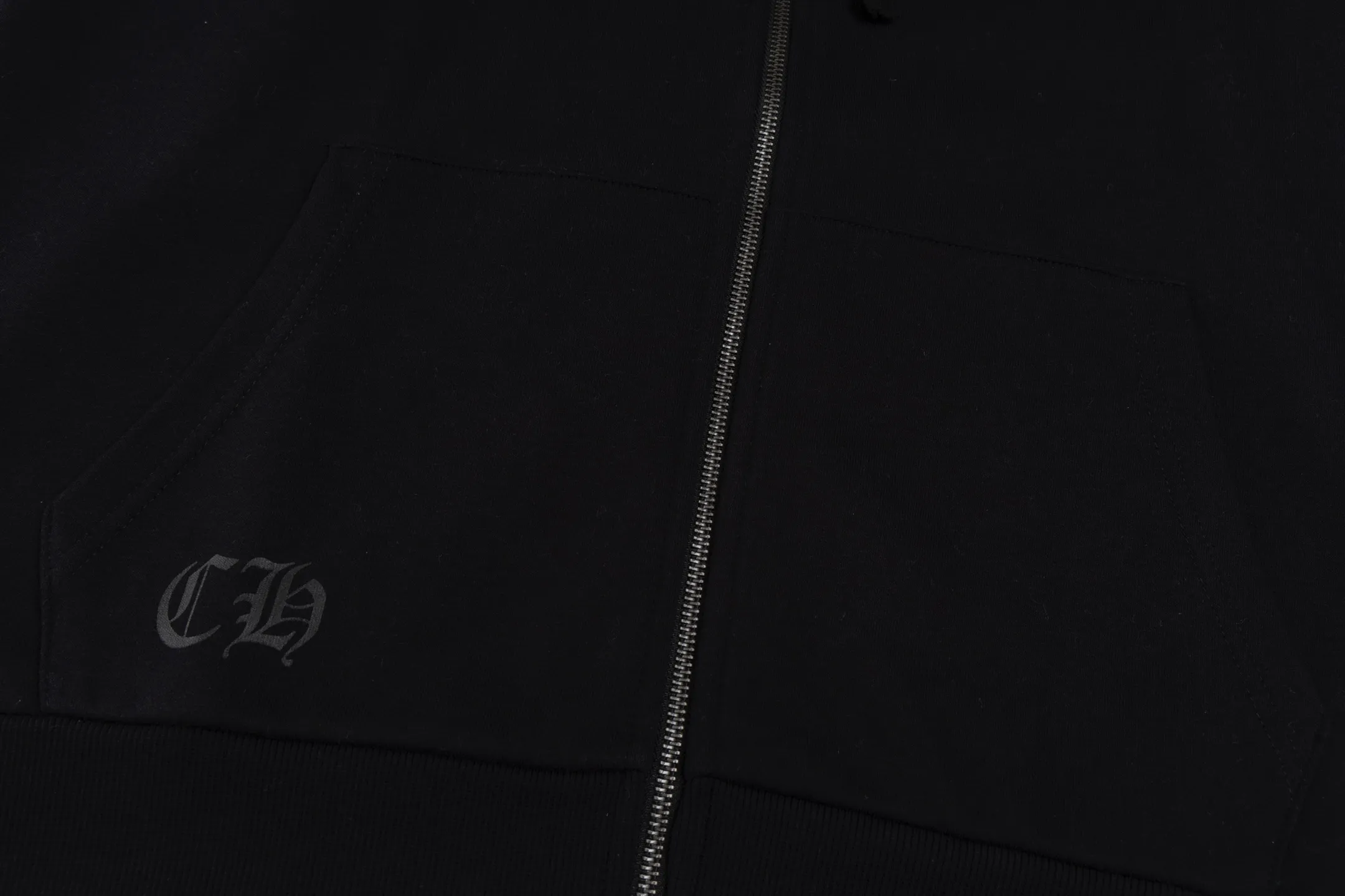 P480 Exclusive supply] CH Crow Heart New York City Limited Hooded Jacket The fabric is made of high-quality 42-count 380g pure cotton fabric, bringing a comfortable wearing experience. The sweatshirt is designed to be the same for men and women, in classic black color with the brand's iconic elements. The specially customized cross antique silver zipper pull shows the brand's luxurious details, and the zipper is smooth and durable. The imported ink printing process ensures three-dimensional and full patterns and long-lasting colors. As a city-limited element, the horseshoe print shows a unique New York style. The body is exquisitely tailored, and the hood design is practical and fashionable. The cuffs and hem are elasticated to improve warmth and stiffness. yb's customization process ensures that each sweater meets perfect shipping standards, and everything from fabric selection to finished product production is strictly controlled. This sweatshirt not only retains Chrome Hearts' consistent street luxury style, but also incorporates city-limited features. It is a boutique item with both collection value and daily wear. Size:S/M/L